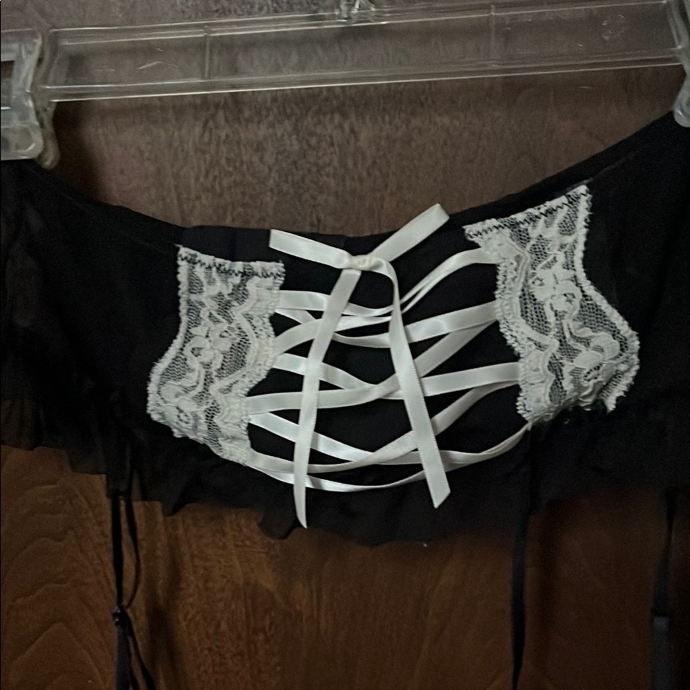 NWOT HM Garter like new